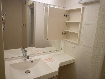 洗面設備　明るい洗面所です