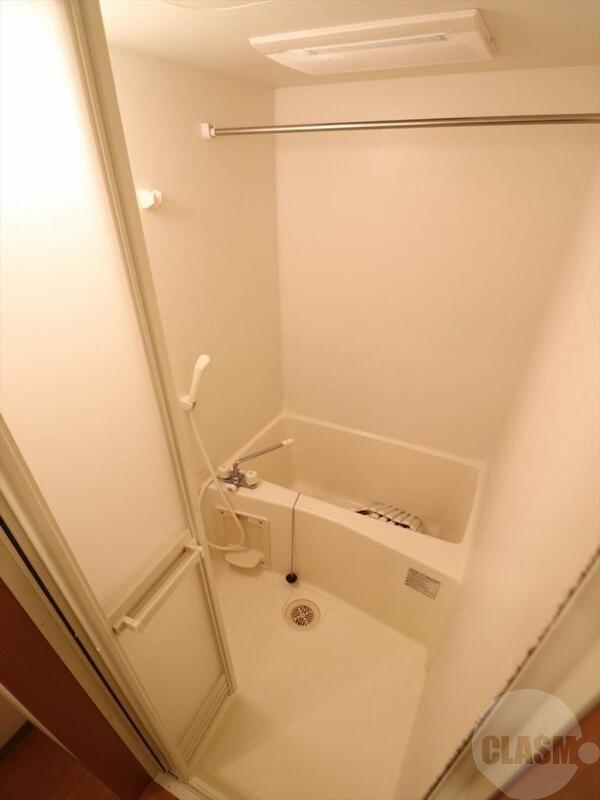 バス・シャワールーム　清潔感のあるバスルーム