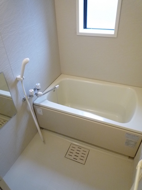 バス・シャワールーム　採光窓のある明るいバスルーム（追焚あり）