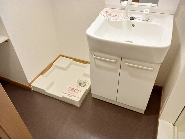 洗面設備　明るい洗面所です