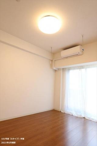 居室・リビング　２面採光の明るい角部屋☆※別室参照