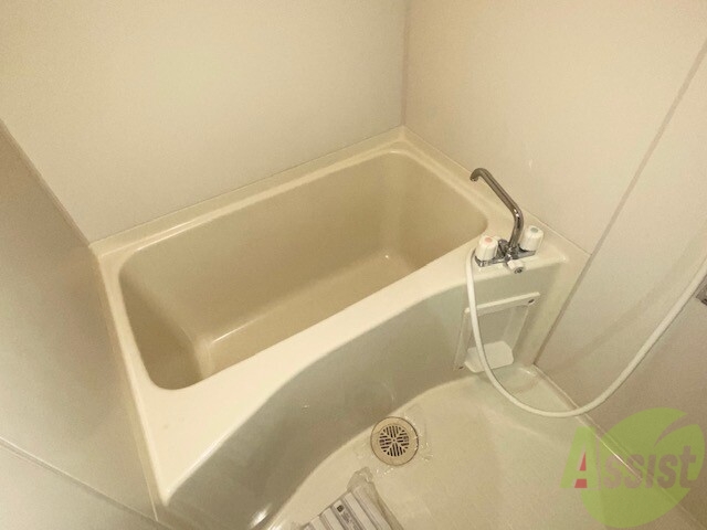 バス・シャワールーム　バスルームは狭すぎず、シャワーも浴びやすそうです。