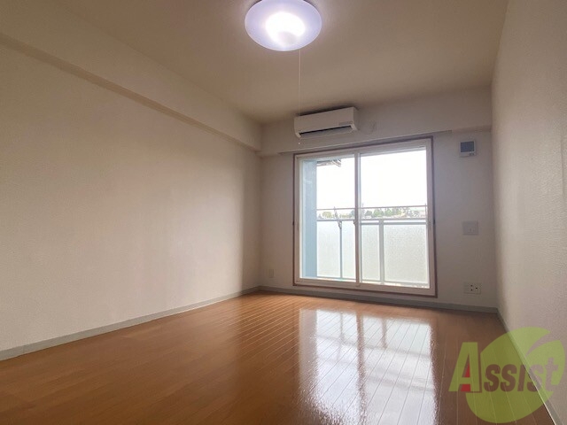 居室・リビング　白さが清潔感を出してくれます。お部屋も明るいですね。