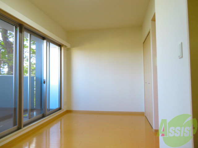 居室・リビング　８．４帖のダイニングキッチン。ご飯を食べるお部屋ですね。