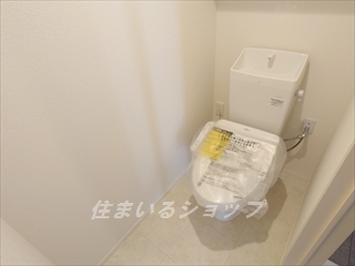 トイレ　シャワートイレ・収納棚あり