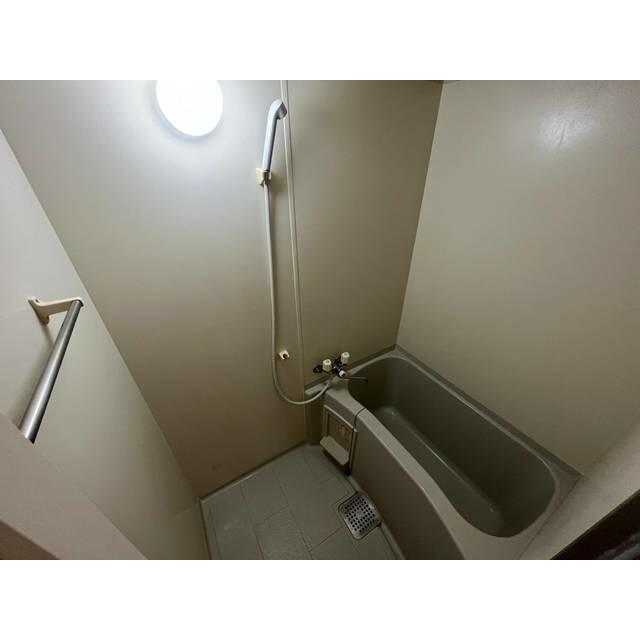 バス・シャワールーム　清潔感のあるバスルームです