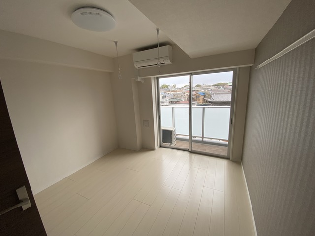 居室・リビング　白を基調とした洋室。