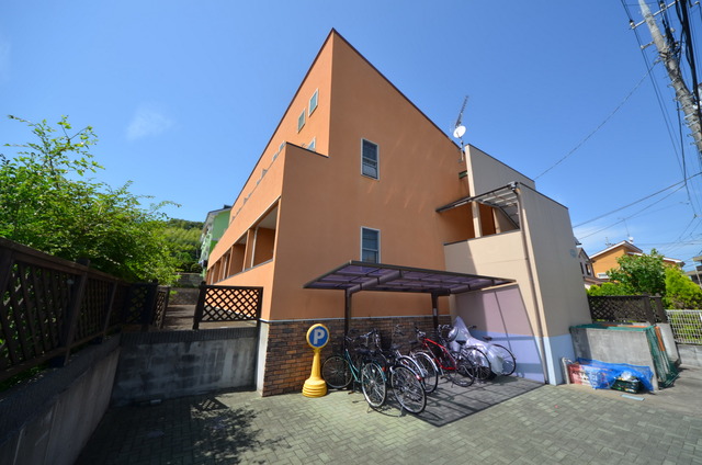 建物外観　★程よい緑に囲まれた、居心地の良い物件です★