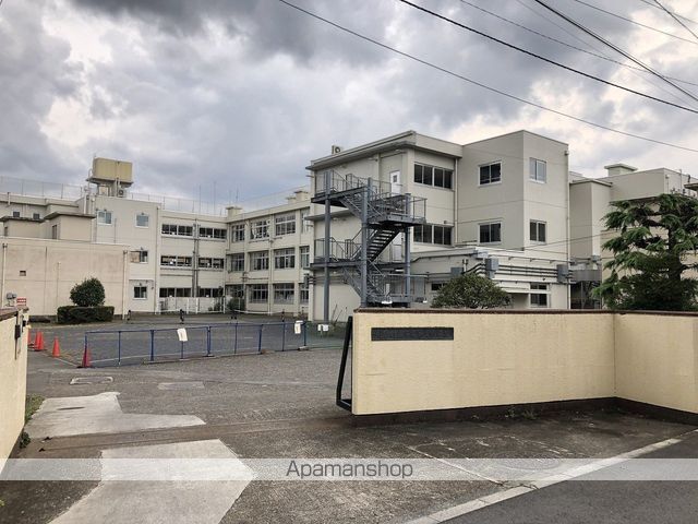 中学校　武蔵村山市立第三中学校（中学校）まで584m