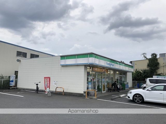 コンビニ　ファミリーマート（コンビニ）まで700m