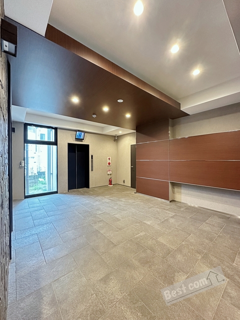 エントランス　エレベーター付き♪