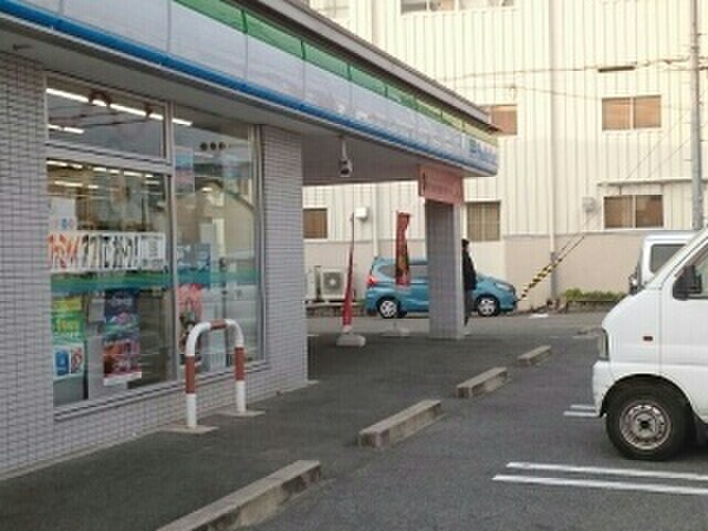 コンビニ　ファミリーマート（コンビニ）まで150m