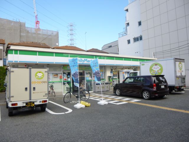 コンビニ　ファミリーマート（コンビニ）まで720m