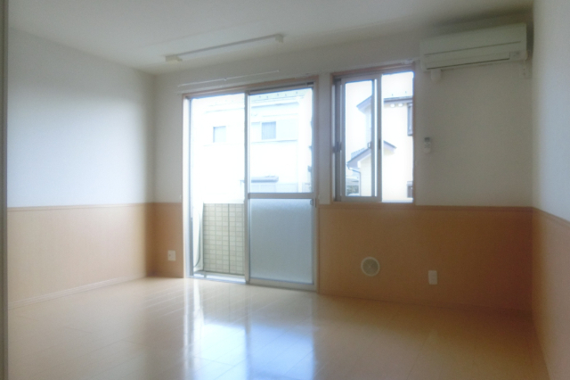 居室・リビング　同一建物内の別部屋の内装写真になります。