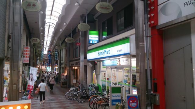 コンビニ　ファミリーマート桃谷駅東店（コンビニ）まで261m
