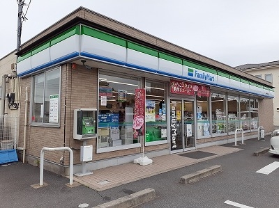 コンビニ　ファミリーマート（コンビニ）まで400m