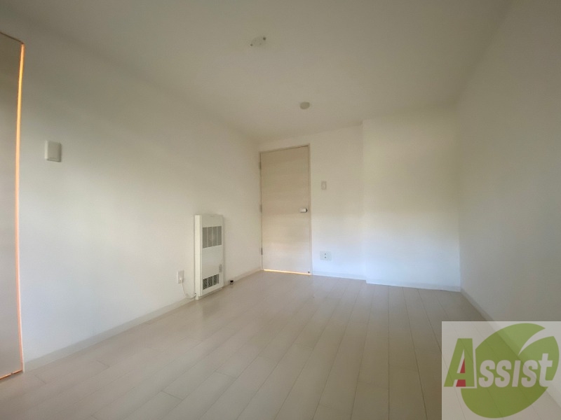 その他部屋・スペース　寝室はこちらです。光が差し込む、温かみのあるお部屋です。
