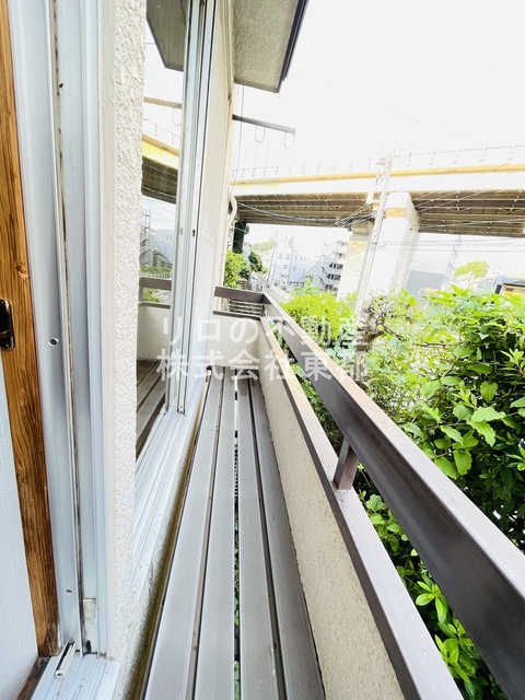 バルコニー　バルコニーがあるので洗濯物を太陽の下で干すことができます♪