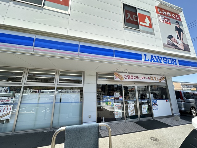 コンビニ　ローソン横浜日野六丁目店（コンビニ）まで737m