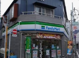 コンビニ　ファミリーマート幡ヶ谷本町店（コンビニ）まで130m