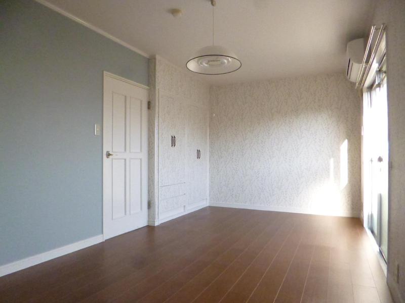 ロイヤルハイツ江平の居間写真