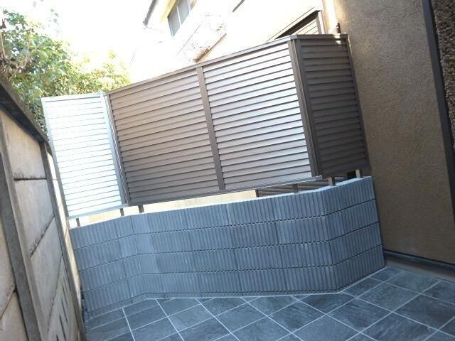 バルコニー　外からの目が気にならないテラスで洗濯物が干せます