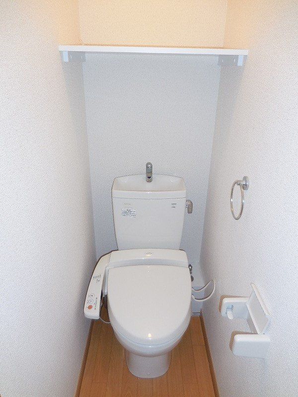 トイレ　温水洗浄つきのトイレです