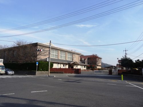 中学校　東広島市立磯松中学校（中学校）まで574m