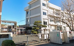 中学校　久里浜中学校（中学校）まで924m