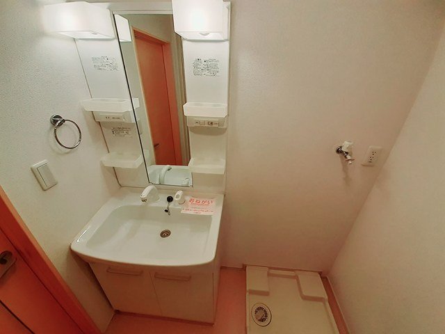 洗面設備　ゆったりとスペースのある洗面所
