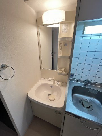 洗面設備　明るい洗面所です