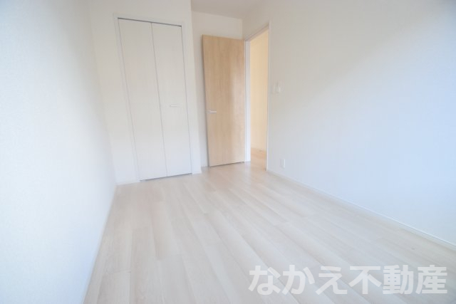 その他部屋・スペース　落ち着いた色調の寝室です