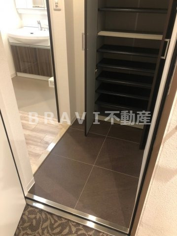 玄関　【フォーリアライズ堺筋本町】収納もある玄関です