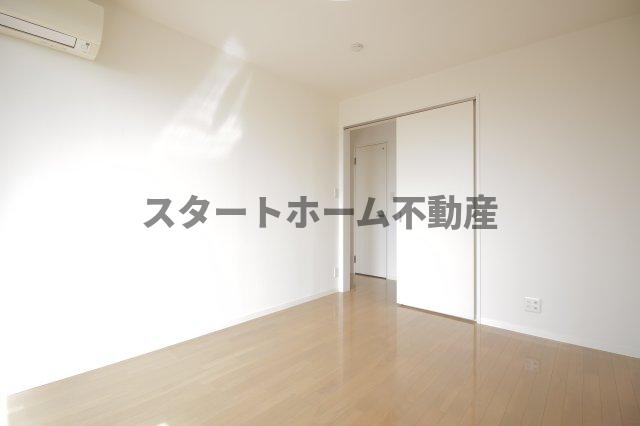 その他部屋・スペース　落ち着いた色調の寝室です