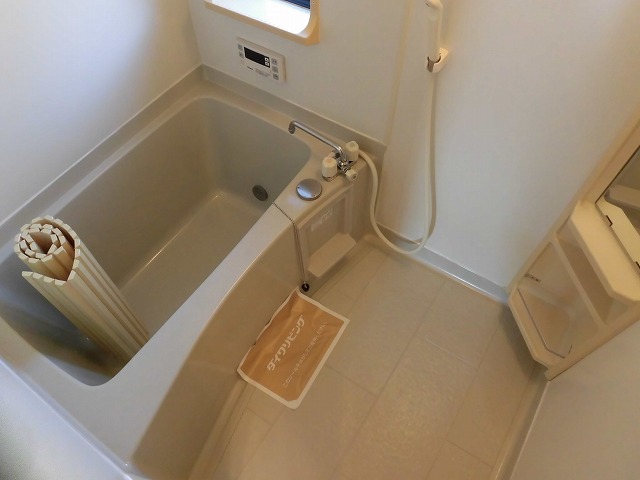 バス・シャワールーム　追い炊き付きのお風呂。換気用小窓もあります。