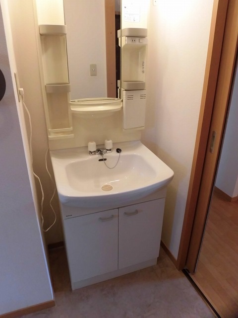 洗面設備　洗面化粧台。上部に収納棚もあります。