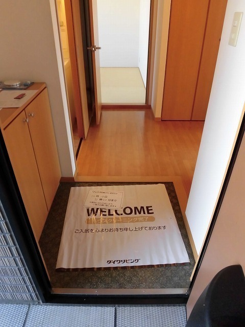 玄関　上下分かれたタイプのシューズボックスがあります