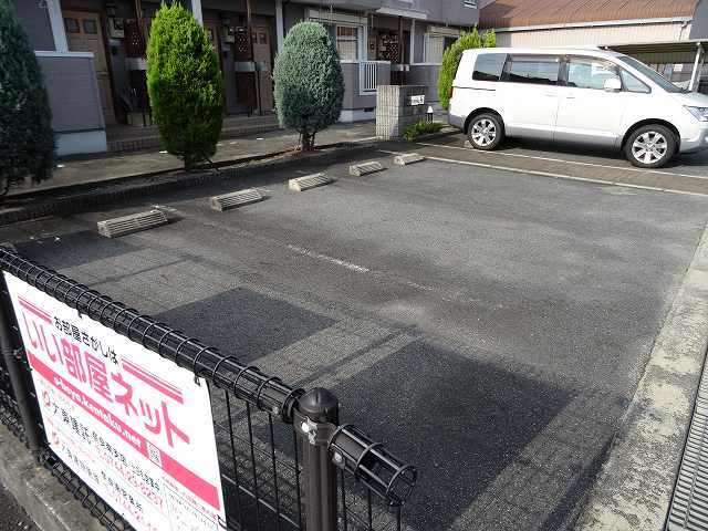 【橿原市曽我町のアパートの駐車場】