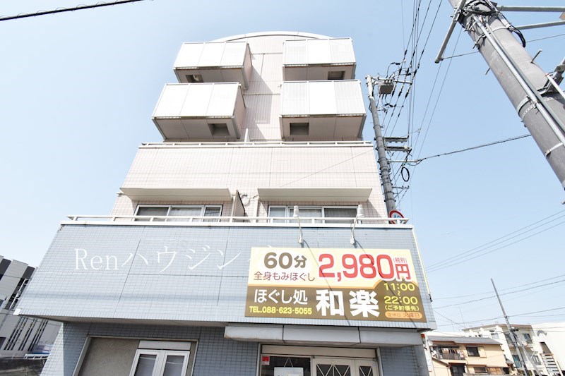 徳島市吉野本町のマンションの建物外観