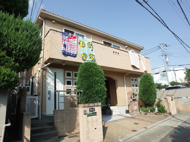 神戸市須磨区月見山本町のアパートの建物外観
