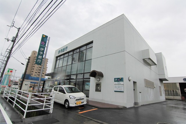 銀行　伊予銀行高岡支店（銀行）まで550m