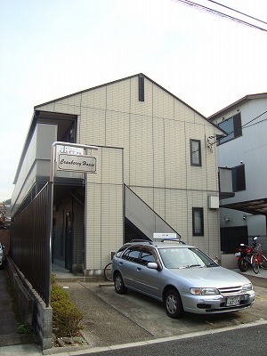京都市左京区下鴨松ノ木町のアパートの建物外観