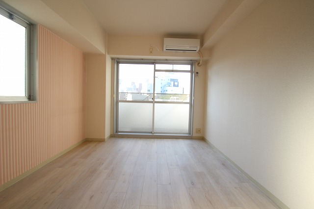 居室・リビング　同物件別室です。