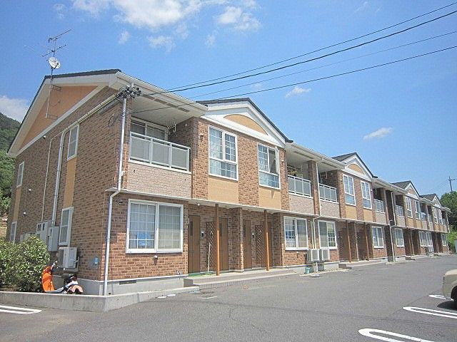 上田市秋和のアパートの建物外観