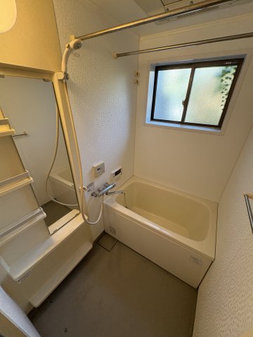 バス・シャワールーム　コンパクトで使いやすいお風呂です