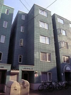 札幌市中央区南七条西のマンションの建物外観