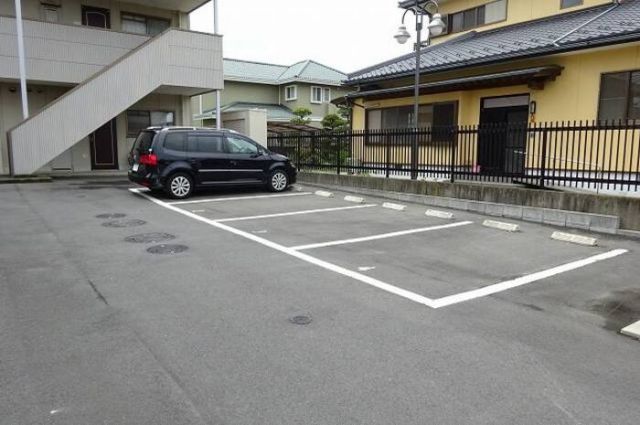 【北茨城市磯原町豊田のアパートの駐車場】