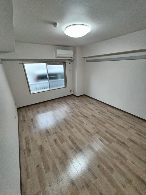 居室・リビング　８．４帖のゆとりのある居室です