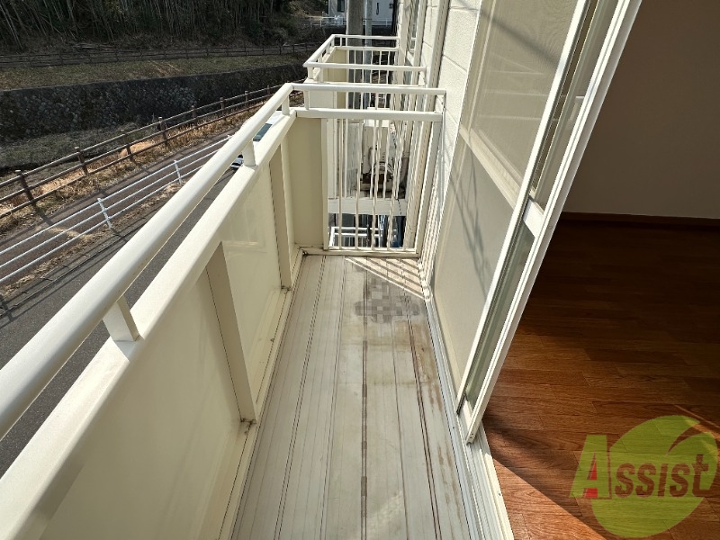 バルコニー　バルコニー。洗濯物がはかどりそうな広さがありますよ。