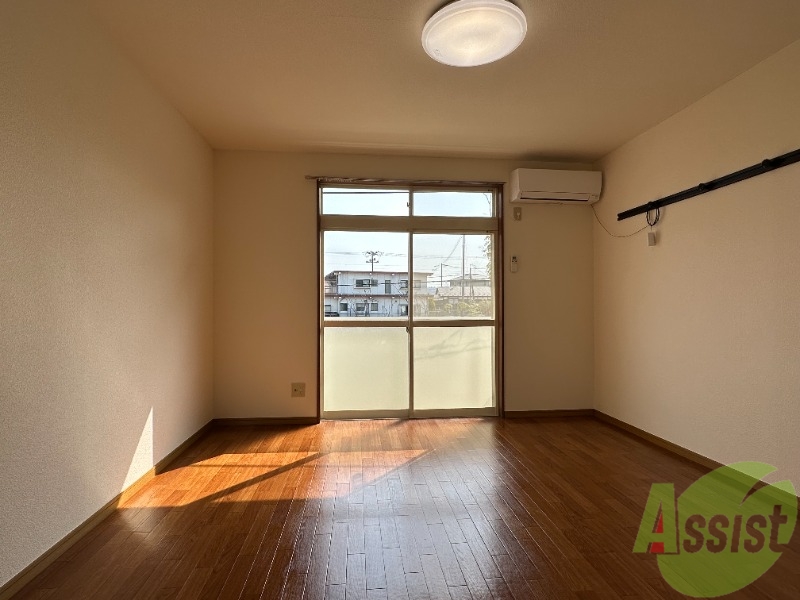 居室・リビング　８帖の洋室です。広々として、きれいですね。